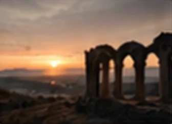 Gün batımında taş kemerli yapı